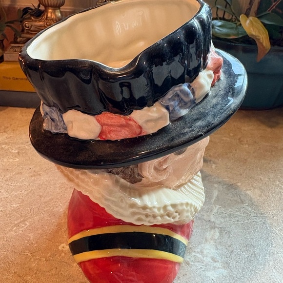 VINTAGE Royal Doulton Character Jug -YEOMAN OF THE GUARD-BEEFEATER #D6873 ~ 7" - Picture 4 of 10